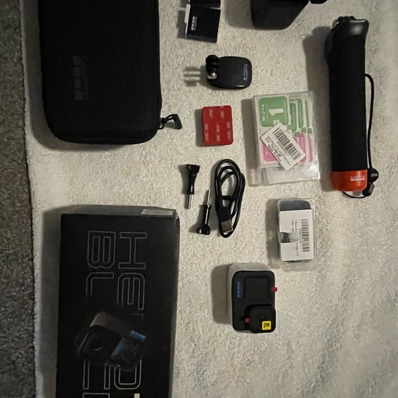 BRAND NEW NEVER USED-GOPRO HERO 11 SPECIAL BUNDLE PACKAGE WITH EXTRA ACC. - Picture 7 of 15